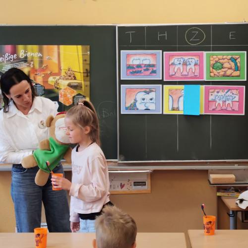 Billi Bürstl gibt den Kindern ein Wasserbussi