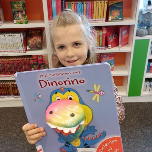 Ein Kind liest in einem Buch.