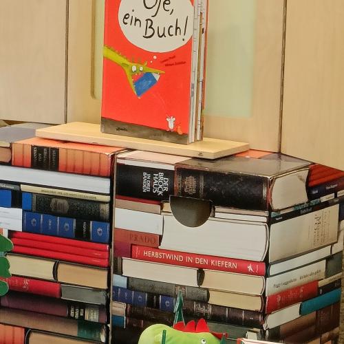 Im Kamishibai wird das Buch "Oje, ein Buch" gezeigt.