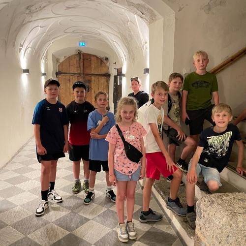 Die Kinder in einem alten Innsbrucker Innenhof.