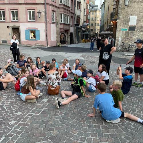 Die Kinder rasten in der Innsbrucker Altstadt.
