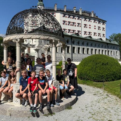 Kinder vor dem Schloss Ambrass.