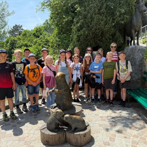 Kinder vor einem Brunnen