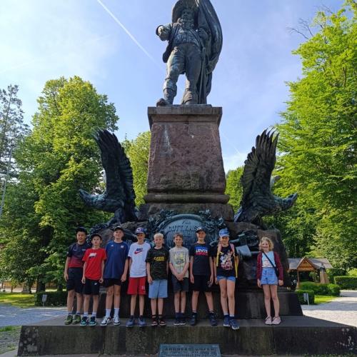 Kinder stehen vor dem Andreas-Hofer-Denkmal