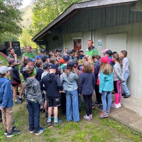 Die Nationalparkranger erklären den Kindern einiges über das Thema Klima.