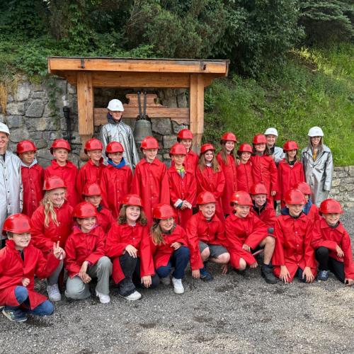 Die Kinder in Schutzkleidung vor dem Schwazer Silberbergwerk.