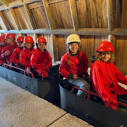 Kinder sitzen auf der kleinen Bahn ins Schwazer Silberbergwerk.