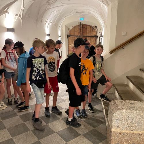 Die Kinder in einem alten Innsbrucker Innenhof.