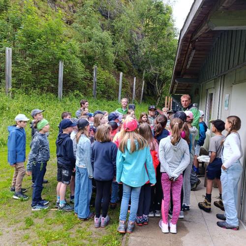 Ein Nationalparkranger erklärt den Kinder etwas über das Klima.