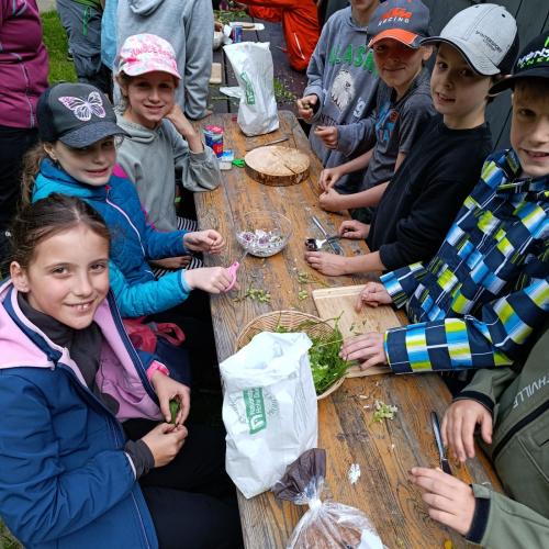 Die Kinder bereiten gemeinsam mit den Nationalparkrangern einen Kräuteraufstrich zu.