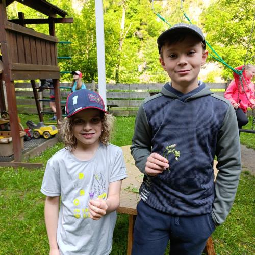 Kinder mit ihren Kräutern