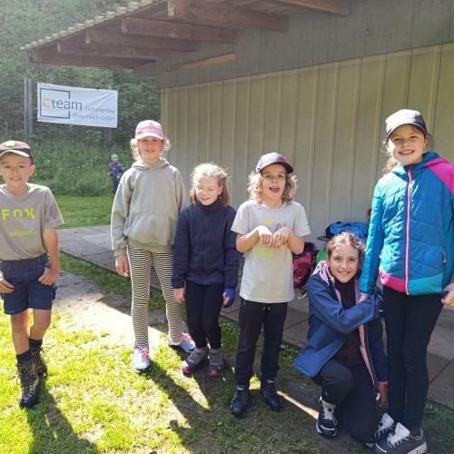 einige Kinder lächeln in die Kamera