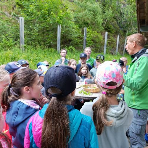 Ein Nationalparkranger erklärt den Kinder etwas über das Klima.