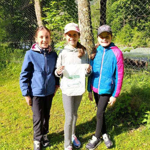 Kinder zeigen ihre gefundenen Kräuter.