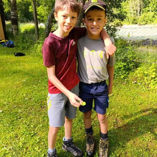 Kinder zeigen ihre gefundenen Kräuter.