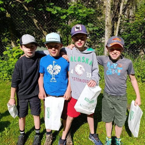 Kinder zeigen ihre gefundenen Kräuter.