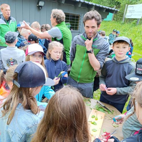 Die Kinder bereiten gemeinsam mit den Nationalparkrangern einen Kräuteraufstrich zu.