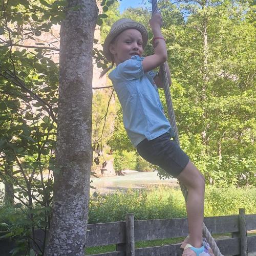 Kind klettert am Tau