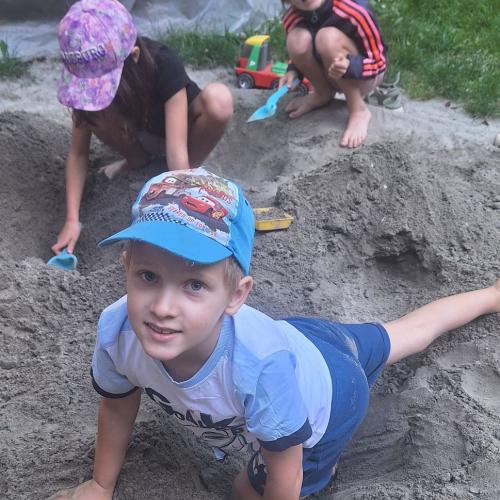 Kinder im Sandkasten