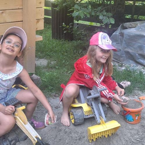 Kinder im Sandkasten