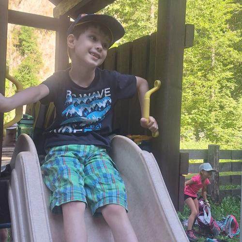 Kind rutscht über Rutsche