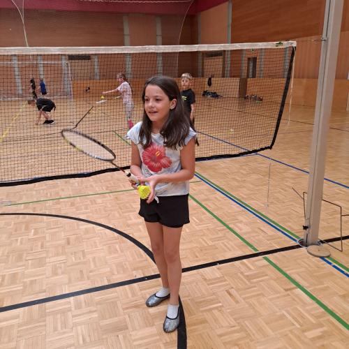 Ein Kind spielt Tennis.