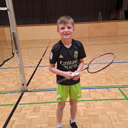 Ein Kind spielt Tennis.