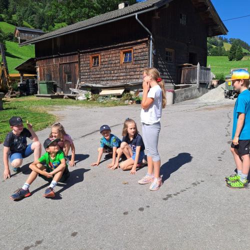 Kinder spielen bei einem Bauernhof