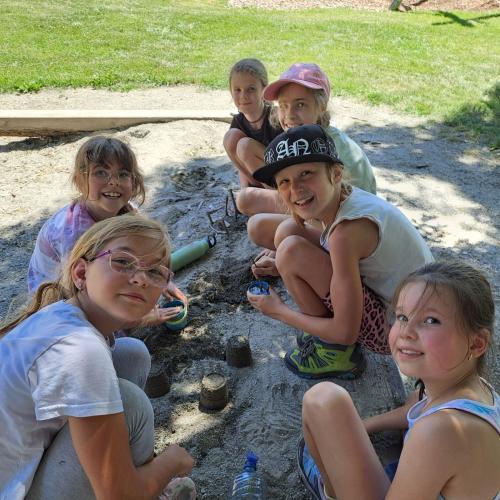 Kinder spielen im Sand
