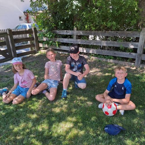 Kinder rasten beim Wandertag