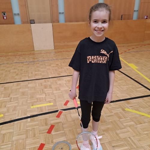 Ein Kind spielt Tennis.