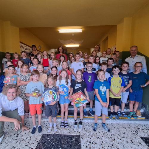 Gruppenfoto aller 3. Klassen mit den Siegern des Zeichenwettbewerbs der Raika