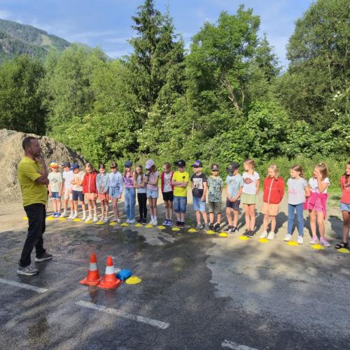 Das Team des ÖAMTCs erklärt den Kindern den Begriff Bremsweg.