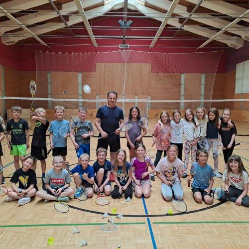 Gruppenfoto der Kinder nach dem Tennisspielen.