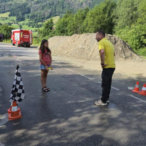 Das Team des ÖAMTCs erklärt den Kindern den Begriff Bremsweg.