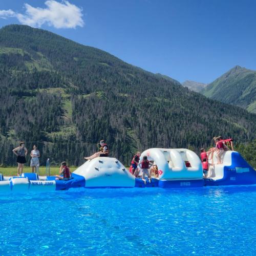 Hüpfburgen im Wasser mit Kindern