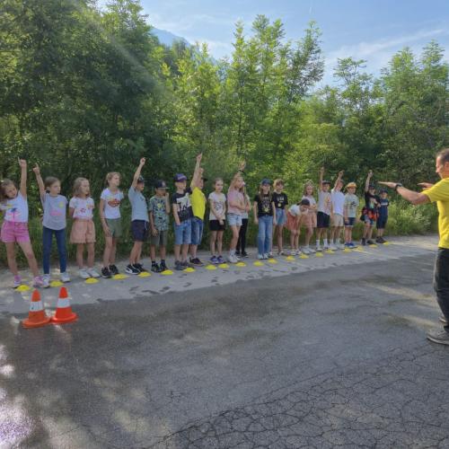 Das Team des ÖAMTCs erklärt den Kindern den Begriff Bremsweg.