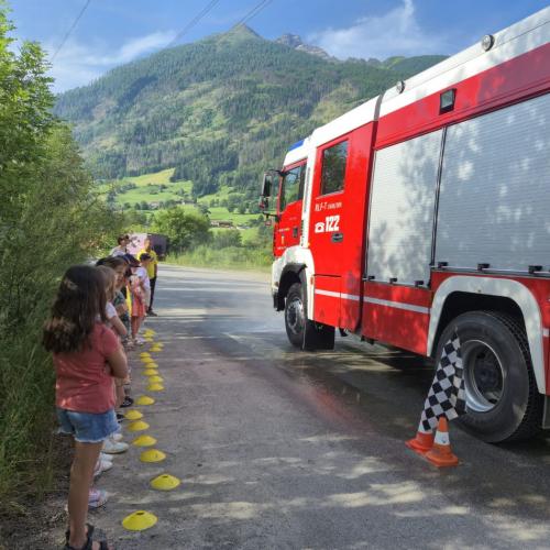 Das Team des ÖAMTCs erklärt den Kindern den Begriff Bremsweg.