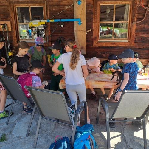 Kinder jausnen beim Wandertag