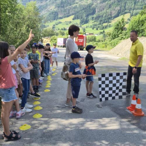 Kinder schätzen den Bremsweg eines Fahrzeuges.