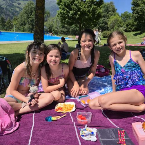 Kinder rasten auf dem Badetuch auf der Wiese