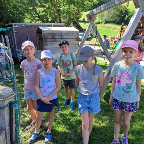 Kinder rasten beim Wandertag auf einem Spielplatz