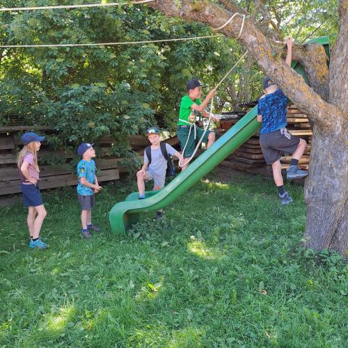Kinder auf einem Spielplatz auf einer Rutsche