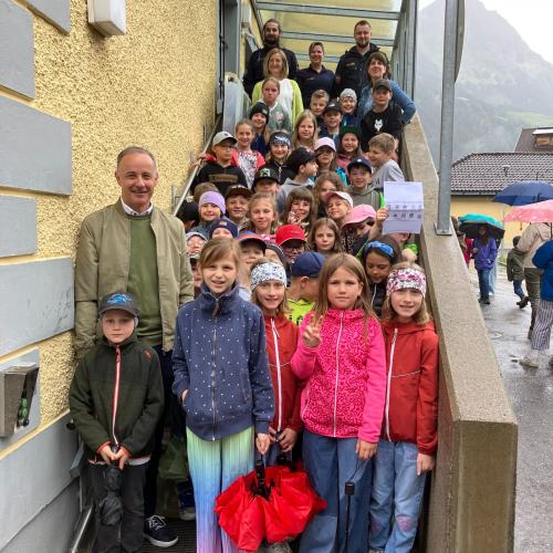 Gruppenfoto der 3. und 4. Klassen vor der Polizeistation.