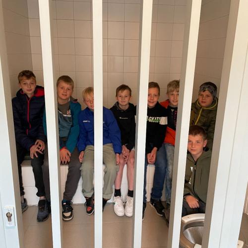 Die Kinder sitzen im Raum für die Untersuchungshaft.