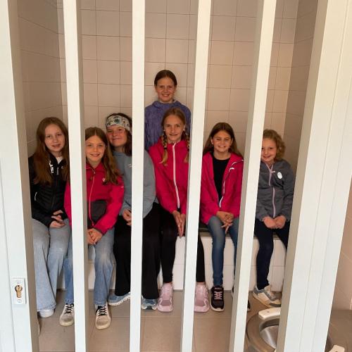 Die Kinder sitzen im Raum für die Untersuchungshaft.