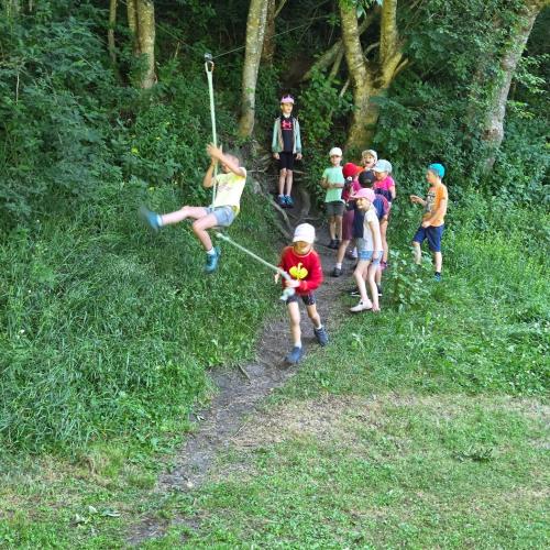 Kinder beim Seillift