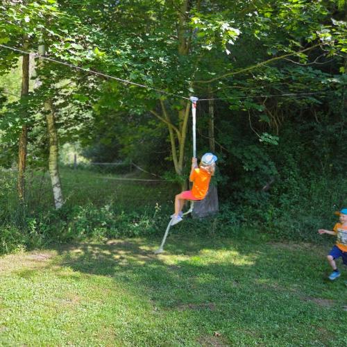 Kinder beim Seillift