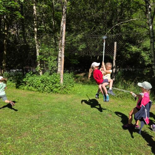 Kinder beim Seillift