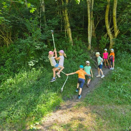 Kinder beim Seillift